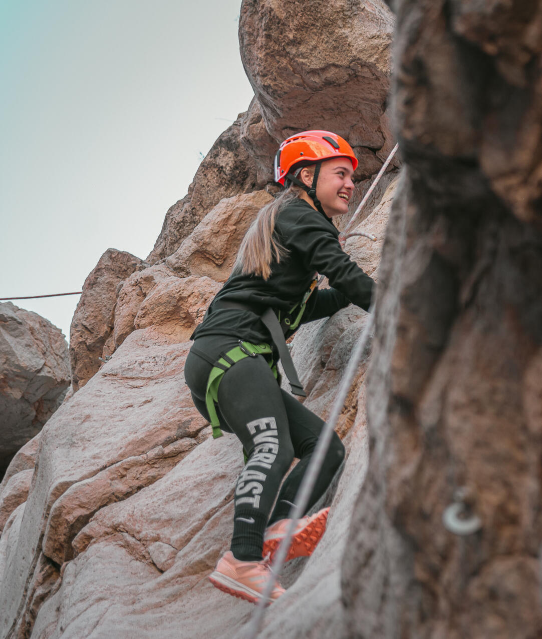 Subí en roca natural con total seguridad. Salidas para todos los niveles, desde quienes se inician hasta quienes buscan un desafío vertical.